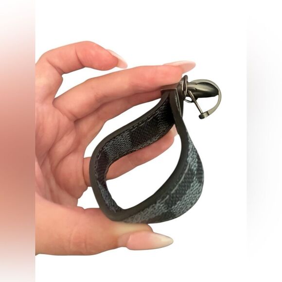 Elegant Gray Checkered Keychain - Picture 3 of 5